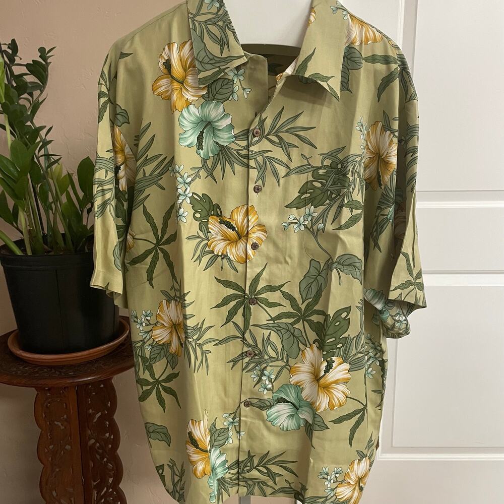 Tommy Bahama 100 Silk Short Sleeved Button Up